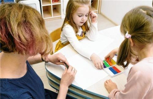 Kennen Kinder, die mit zwei ähnlichen Sprachen aufwachsen, mehr Wörter als Kinder, die zwei ganz unterschiedliche Sprachen lernen? Das untersuchte eine Studie der Universität Duisburg-Essen. Foto pexels_Ksenia Chernaya