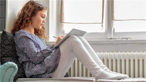 Klimaschutz geht alle an. Vor allem die junge Generation ist darauf angewiesen, dass sich die Erderwärmung verlangsamt. Foto djd/www.ewe.de/Getty Images/martinwimmer