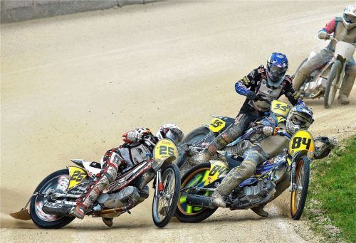 Knapper geht es kaum: Der amtierende Weltmeister Romano Hummel (vorne rechts) im packenden Kurvenkampf mit Michael Härtel (links). Foto Ubbo Bandy