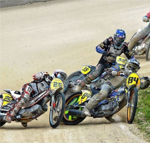 Knapper geht es kaum: Der amtierende Weltmeister Romano Hummel (vorne rechts) im packenden Kurvenkampf mit Michael Härtel (links). Foto Ubbo Bandy