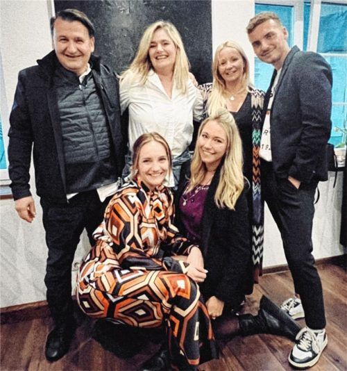 Kompetente Ansprechpartner für Wohn- und Gewerbeimmobilien – das Team von Immobilien Stephan mit Geschäftspartnern in Prien: Andreas Hissenauer, Ulrike Steiner-Hissenauer, Karin Stephan (Geschäftsführung) und Andreas Luca Hofmann (hinten von links), Alina Furch und Victoria Stephan (vorne von links).