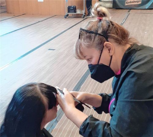 Konzentriert bei der Arbeit: Lydmyla (rechts) schneidet den Pony einer jungen Frau nach, die vor Kurzem aus der Ukraine geflüchtet ist.Foto  Leitner