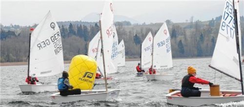 Kräftiger Ostwind schuf beste Segelbedingungen beim Opti-Sparkassen-Cup am Simssee.Foto Niessen
