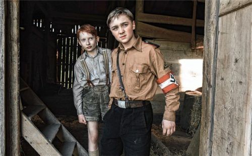Krieg und Nazi-Herrschaft machen auch vor den Kindern in einem niederbayerischen Dorf nicht halt. Felix (Xari Wimbauer, links) und Karri (Luis Vorbach). Foto Olczyk