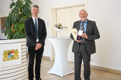 Kultusminister Michael Piazolo überreicht Professor Dr. Manfred Treml das Bundesverdienstkreuz am Bande Foto StMUK