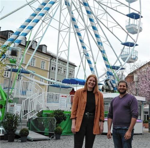 Laden zu einer Fahrt im Riesenrad ein: OVB-Redakteurin Anna Heise und Schausteller Max Fahrenschon. Foto Schlecker