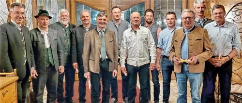 Landrat Otto Lederer (links) ehrt die besten Marktbeschicker und hohe Lebensleistung. Unser Bild zeigt (von links) den Vorsitzenden des Zuchtverbands, Johann Rauchenberger, Bezirksrat Sebastian Friesinger, Johann Niedermaier, Marktbeschicker, den ehemaligen Vorsitzenden der Viehzuchtgenossenschaft, Georg Lechner, Franz Vordermayer, Marktbeschicker, Josef Stein, Lebensleistung, Christian Niederthanner, Lebensleistung, Georg Lechner junior, Marktbeschicker, Sebastian Griesser, Lebensleistung, Franz Estermann , Marktbeschicker sowie Georg Moosegger, Marktbeschicker.Fotos Hötzelsperger