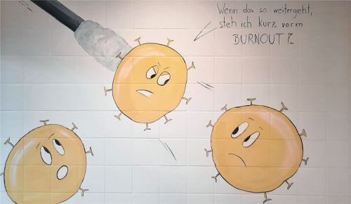 Lange kurz vorm Burnout: Diese Wandzeichnung aus der besonders dramatischen Zeit der Corona-Pandemie findet man im Romed-Klinikum in Rosenheim. Nun hoffen viele Menschen auf ein Abflauen der Pandemie.Foto  Weiser