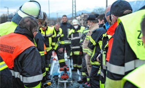 Lernen den Aufbau eines Kesselwagens: 30 Einsatzkräfte informieren sich über die verschiedenen Ventile. Fotos Schlecker
