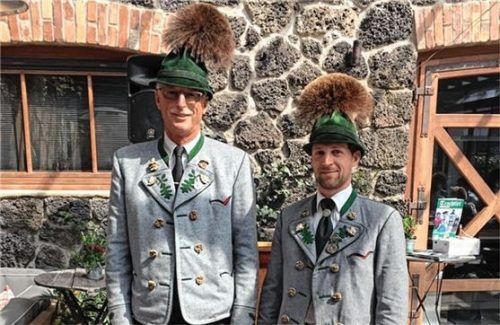 Ludwig Furtner (links) wurde vom Vorsitzenden Simon Rothmayer für 50 Jahre Mitgliedschaft geehrt.Foto  re