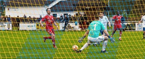 Marinus Müllauer (in Weiß) trifft hier zum 2:2-Ausgleich für den ASV Au.Foto Ruprecht