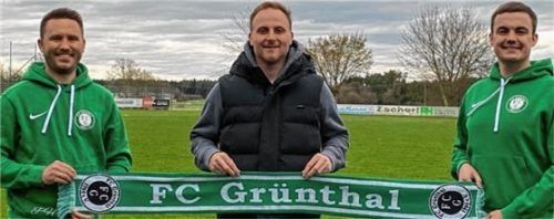 Markus Gibis (Mitte) übernimmt im Sommer Kreisligist FC Grünthal, neben ihm Abteilungsleiter Pirmin Hornig (links) und Zweiter Abteilungsleiter Markus Wetterstetter. Foto FC Grünthal