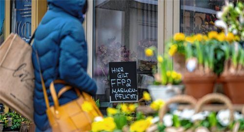 Maskenpflicht ade: Ab morgen, Sonntag, können die Geschäfte selbst entscheiden, ob Kunden einen Mund-Nasenschutz tragen müssen.Foto  DPA/Monikaer