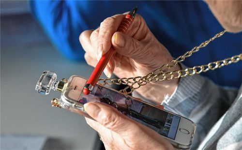 Mehr als die Hälfte der Menschen über 65 Jahren in Deutschland nutzt kein Smartphone. Foto dpa