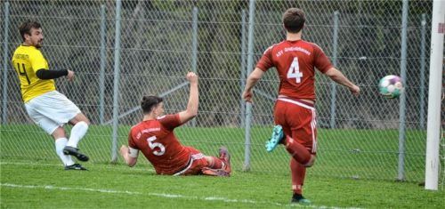 Michael Altmann (links) erzielt den zwischenzeitlichen 1:1-Ausgleich für den SV Vogtareuth im Spiel beim ASV Großholzhausen.Foto Franz Ruprecht