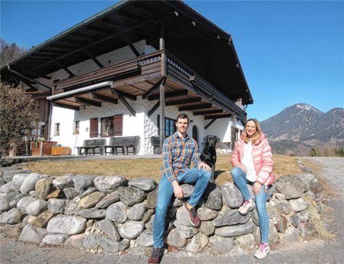 Mit Blick auf den Oberaudorfer Hausberg Wildbarren liegt das Schauerhaus. Das Schweinsteiger-Team um Stefan und Elan mit Hund Balu würde sich über Unterstützung freuen.Foto  Schmidt