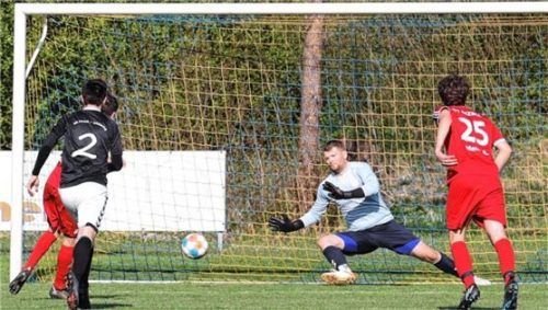 Mit diesem verwandelten Elfmeter stellte Fabian Zeidler (links verdeckt) auf 3:1 für den SC Inzell.Foto Gabi Zucker