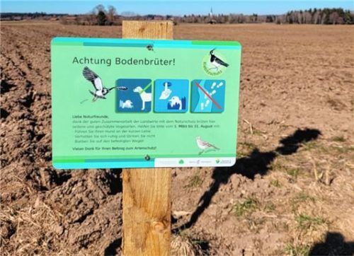 Mit Hinweisschildern werden Spaziergänger und Sportler auf die Brutzonen hingewiesen.