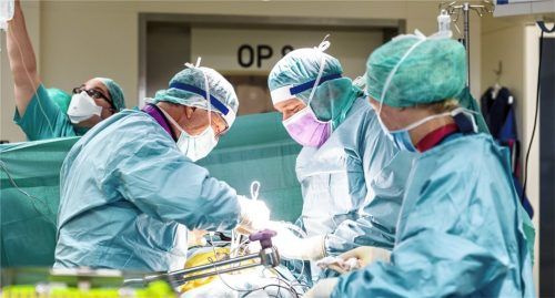 Mit Operationen an einer geschädigten Hirnhälfte im frühkindlichen Alter lassen sich oftmals gesundheitliche Probleme beheben. Fotos Schön-Klinik