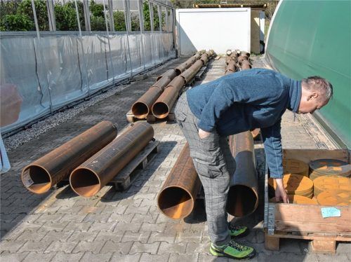Mitarbeiter der Stadtgärtnerei fertigen die Hülsen an, in denen dann die Urnen bestattet werden sollen. Foto Schlecker