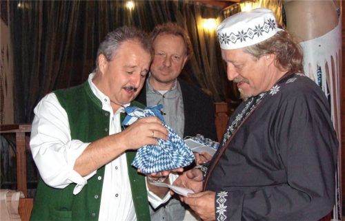 Mitbringsel aus Kolbermoor: Diese Aufnahme entstand 2012 bei einem Zusammentreffen der Schmiede in Donezk im Osten der Ukraine (von links): Rathauschef Peter Kloo, Christian Poitsch vom Stadtmarketing sowie der Schmied Viktor Burduk aus Donezk. Foto re