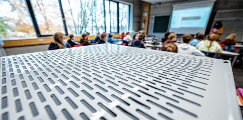 Mobile Luftfiltergeräte gehören seit November zur Ausstattung der Klassenzimmer an den Bruckmühler Grundschulen. Ob und wie sie sich auf das Infektionsgeschehen auswirken, lässt sich nicht ermitteln. Foto dpa/Weigel