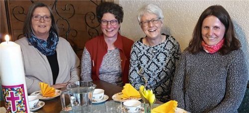 Nach dem offiziellen Teil sitzen die Frauen des KFD Kolbermoor (von links) Silvia Schroers, Martina Mauder, Evelyn Ziegler und Susi Hainke im Pfarrer-Klaas-Stüberl zusammen. Foto Sedlbauer