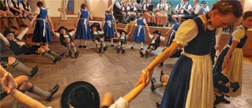 Nach den offiziellen Auftritten wurde fröhlich weitergetanzt und gefeiert. Foto re