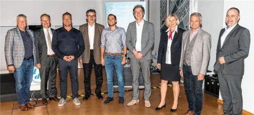 Nach den Wahlen: (von rechts) Andreas Niedermaier (AlzChem), Andreas Breitrainer (BSH), Gisela Kayser (Brückner Maschinenbau), Vorsitzender Franz Obermayer (FOX Group), Wolfgang Steiner (Steiner Gemüsebau), Andreas Wimmer, Thomas Eberl (Spedition Eberl) und die beiden Ehrenvorsitzenden Konrad Sterflinger und Stefan Neumann. Foto Effner