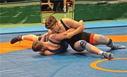 Nach der bayerischen Meisterschaft erkämpfte sich TVT-Ringer Valentino Prelic (schwarz-rotes Trikot) nun einen fünften Platz bei den deutschen Meisterschaften im sächsischen Werdau.Foto TVT