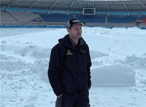 Nachdenklich und konzentriert: In Togliatti hatte Hans Weber vor dem ersten WM-Lauf die Eisbahn inspiziert – nun will er sich als erster Deutscher den Titel als Einzel-Weltmeister im Eisspeedway holen.Foto re