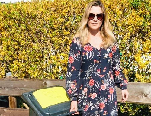 Noch ist es nur ein symbolischer Aufkleber: Die Rimstinger Gemeinderätin Nina Weinland möchte die Gelbe Tonne im Landkreis Rosenheim etablieren. Foto Privat