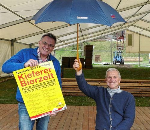 Organisator Werner Schroller (links) und Bürgermeister Hajo Gruber freuen sich auf den Bieranstich im Kiefersfeldener Festzelt.Foto hoffmann