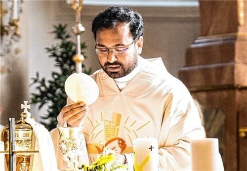 Pater Paul bei einer Eucharistiefeier. Foto privat