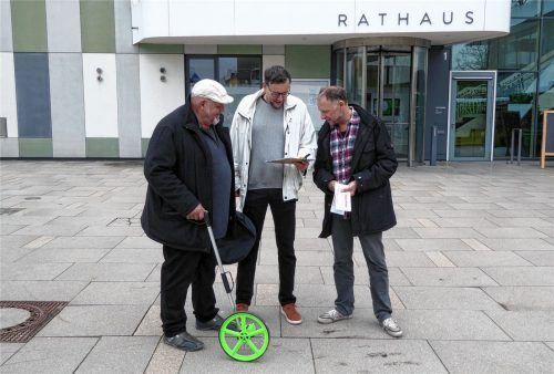 Planen den Pfingstmarkt (von links): die Organisatoren Peter Kajetan Schmid und Oliver Nowotny bei einem Ortstermin mit Christian Poitsch vom Stadtmarketing. Foto Riediger