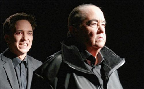 Prinz Carlos (Luca Kronast-Reichert) bettelt um die Liebe seines Vaters Philipp (Marie Elliot-Gartner).Foto  Janka