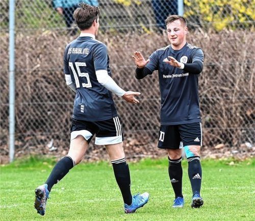 Raublings Valentin Schöffel (links), der selbst auch ein Tor zum 6:3-Sieg gegen Bosna Rosenheim beisteuerte, bejubelt den Doppel-Torschützen Alexander Lallinger.Foto Ziegler