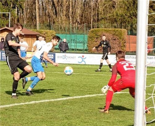 Reichertsheims Stürmer Ulrich Hubl (in schwarz) trifft zum 1:1-Ausgleich.Foto Semerad
