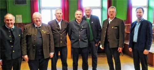 Riederings Bürgermeister Christoph Vodermaier (rechts) ist beeindruckt vom Engagement (von links) des Vorsitzenden Alfons Schuster, von Johann Preiß, des Zweiten Vorsitzenden Josef Engelmann, von Rupert Assbichler, Andreas Schauer und Helmut Schmid.Foto Niessen