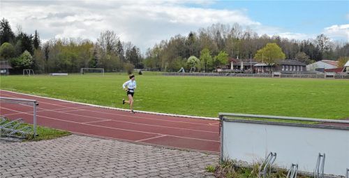 Rillen oder Wellen auf dem Spielfeld braucht kein Fußballer. Der Bauhof-Mäher ist zu schwer, deswegen wollen sich die Kicker des SV Schloßberg-Stephanskirchen selbst um die Mäharbeiten kümmern. Und dafür einen Zuschuss der Gemeinde. Foto Schlecker
