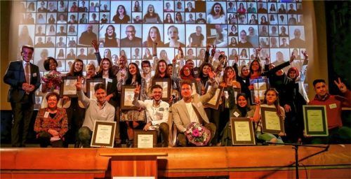 Rosenheims Landrat Otto Lederer (links) und Gudrun Brendel-Fischer (kniend links), Integrationsbeauftragte der Bayerischen Staatsregierung, gratulierten den frisch ausgezeichneten Wissensträgern des Projekts W-Hoch-Drei. Foto Kisla