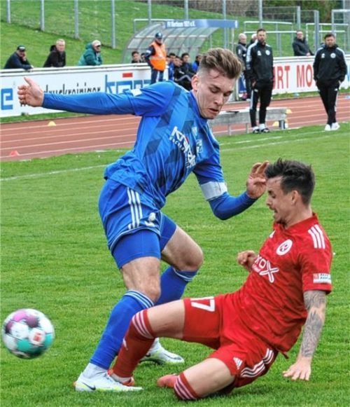 Rosenheims Thomas Steinherr (am Boden) geht hier gegen Illertissens Kapitän Marius Wegmann zu Werke. Foto Roland Furthmaier