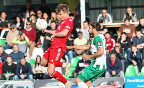 Rosenheims Torschütze Christoph Fenninger behauptet den Ball vor einem einem Schaldinger. Foto al