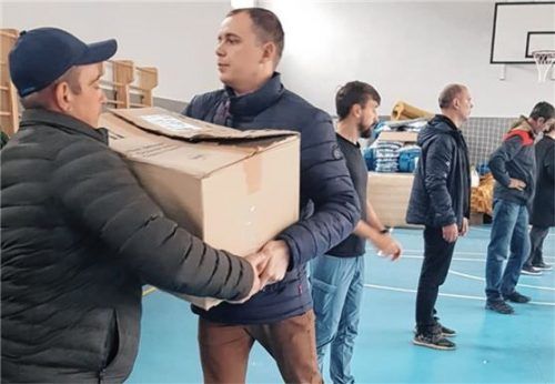 Rund 40 Helfer packten beim Entladen an.Foto Ammeburger