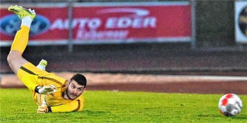 SB-Rosenheim-Torwart Mihajlo Markovic musste zuletzt dreimal hinter sich greifen. Geht man nach den letzten Duellen, so dürfte das Spiel gegen Traunstein torreich werden. Foto Hans-Jürgen Ziegler