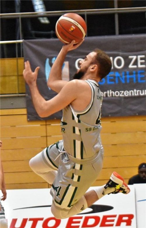 SBR-Aufbauspieler Sebastian Schmitt auf dem „Flug“ zum Korb. Foto Hans-Jürgen Ziegler