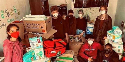 Schüler der Initiative „RISE“ mit Hilfspaketen für die Ukraine: (von links) Bianca Cymanek Dias de Sousa, Jonah Werner („Athletes for Ukraine“), Julia Götz, Julia Kuttner, Hari Pottayil, Schülersprecherin Amelie Nicklas und Stanley Wolferstett.Foto  Re