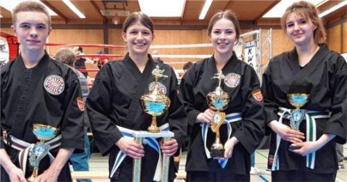 Sehr gut abgeschnitten haben die Inzeller Sportler Philipp Holzmüller, Christina Kamml, Chrissie Schuhn und Lena Schwabl (von links) bei der baden-württembergischen Meisterschaft.Foto  KUN-TAI-KO Team Inzell