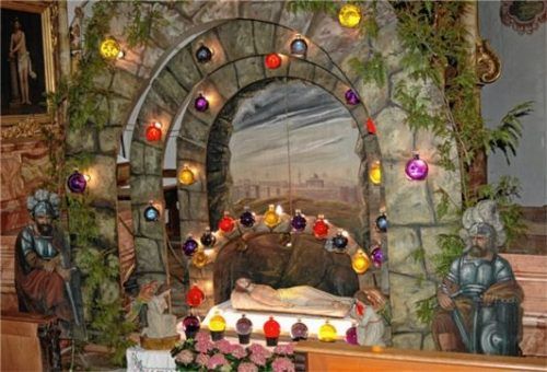 Seit etwa 104 Jahren wird in der Niederaudorfer Dorfkirche St. Michael das Heilige Grab aufgebaut.Foto Lotter