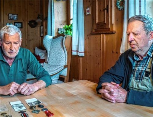 Sepp (links) und Wolfgang Wiesholzer erinnern sich an die Kriegseinsätze ihres Vaters, Großvaters und Urgroßvaters.